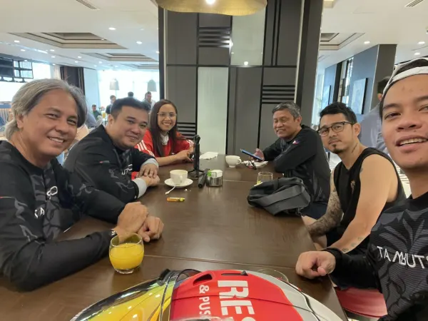 Rockstars & Road Trips | Tambutso ni Edgar (Breakfast Meetup)